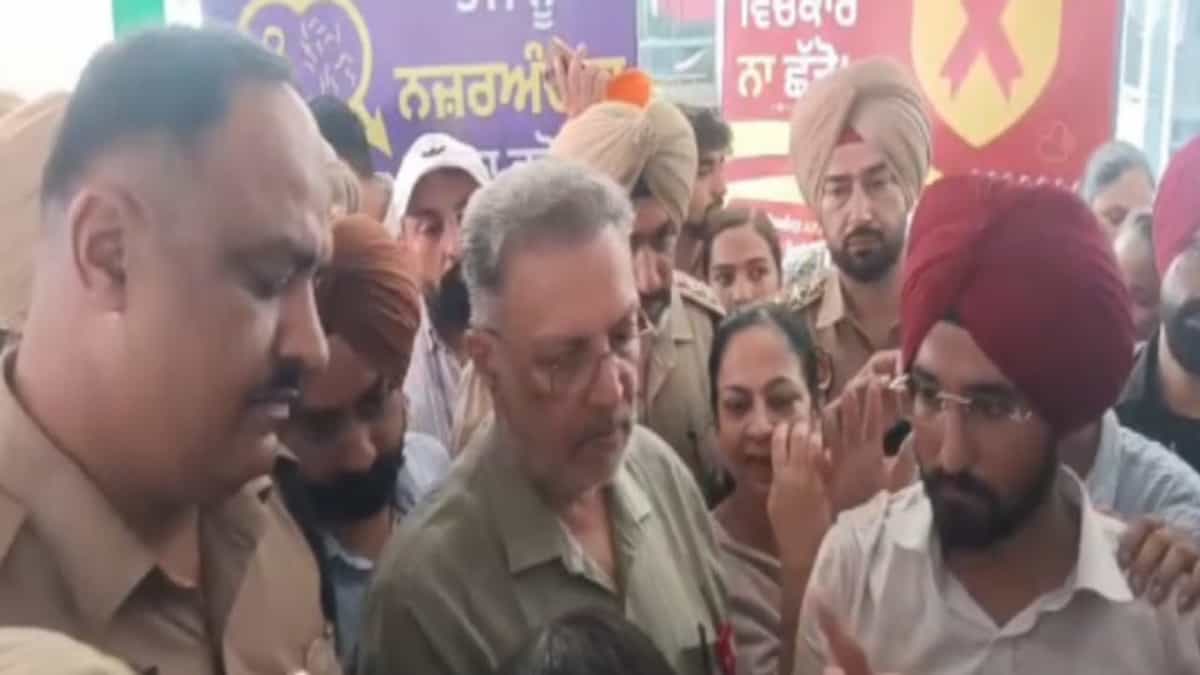 पटियाला में स्वास्थ्य मंत्री का भारी विरोध: फीस वृद्धि और बदहाल स्वास्थ्य सेवाओं के खिलाफ छात्रों ने किया जोरदार घेराव