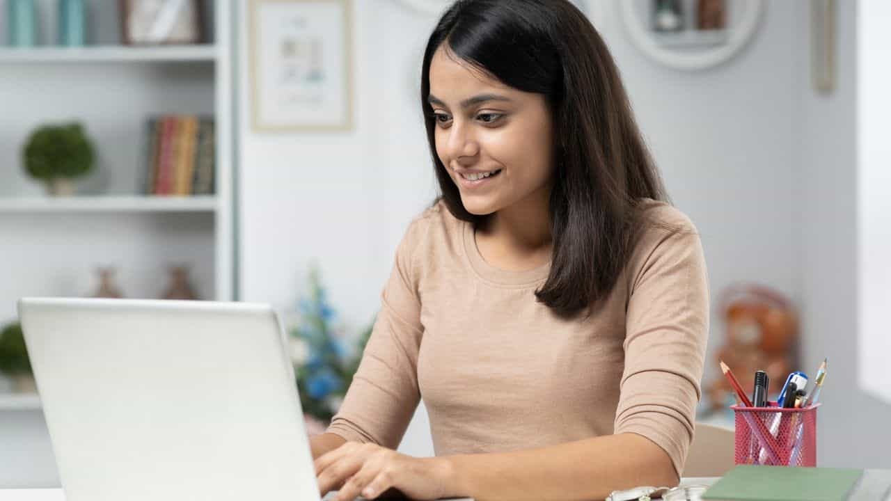 लैपटॉप हो गया है बेहद स्लो और अटक-अटक कर चल रहा है? बिना ₹1 खर्च किए घर बैठे अपनाएं ये आसान सेटिंग्स और बनाएं उसे रॉकेट जैसा तेज