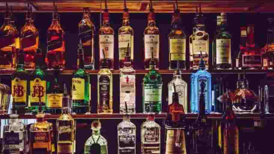 लिकर कंपनियों को FSSAI की बड़ी राहत: Old Monk, McDowell's समेत बैन किए गए शराब के पुराने स्टॉक को बेचने के लिए मिला 90 दिन का समय