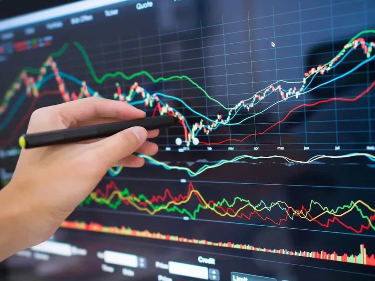 सेंसेक्स 300 अंक लुढ़का, कोलगेट-पामोलिव और ग्रोव जैसे दिग्गजों के दबाव से मिडकैप इंडेक्स हिला