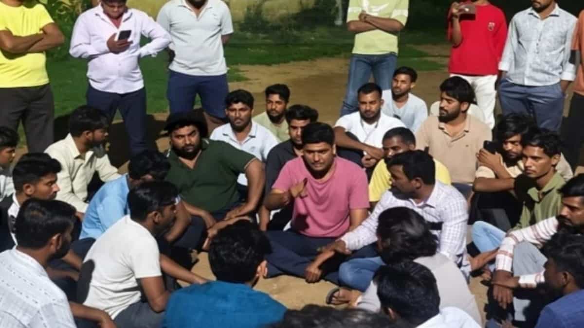 भीलवाड़ा में स्वतंत्रता दिवस पर शर्मनाक हरकत: दलितों को कुर्सी से उठाकर जमीन पर बैठाने का आरोप, 5 पर FIR दर्ज, मचा बवाल