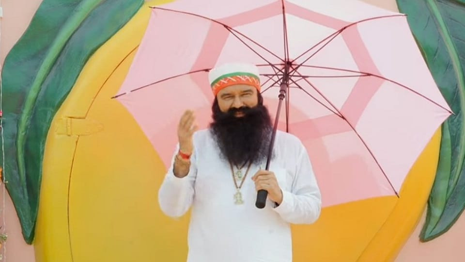राम रहीम का जन्मदिन: सिरसा डेरे में बड़े कार्यक्रमों की तैयारी, सजा के बाद से अब तक 17 बार जेल से बाहर आ चुका है डेरा प्रमुख