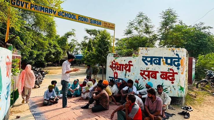 सिरसा के रोड़ी में फूटा ग्रामीणों का गुस्सा: राजकीय प्राथमिक पाठशाला में शिक्षक के डेप्यूटेशन के विरोध में स्कूल पर जड़ा ताला
