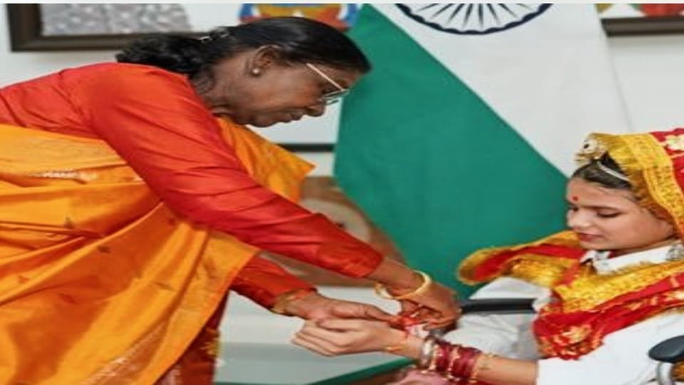 रक्षाबंधन पर्व पर राष्ट्रपति द्रौपदी मुर्मू ने जिले की चार दिव्यांग बेटियों को बांधी राखी, राष्ट्रपति भवन में सजा खास दरबार तो झूम उठा पूरा हरियाणा