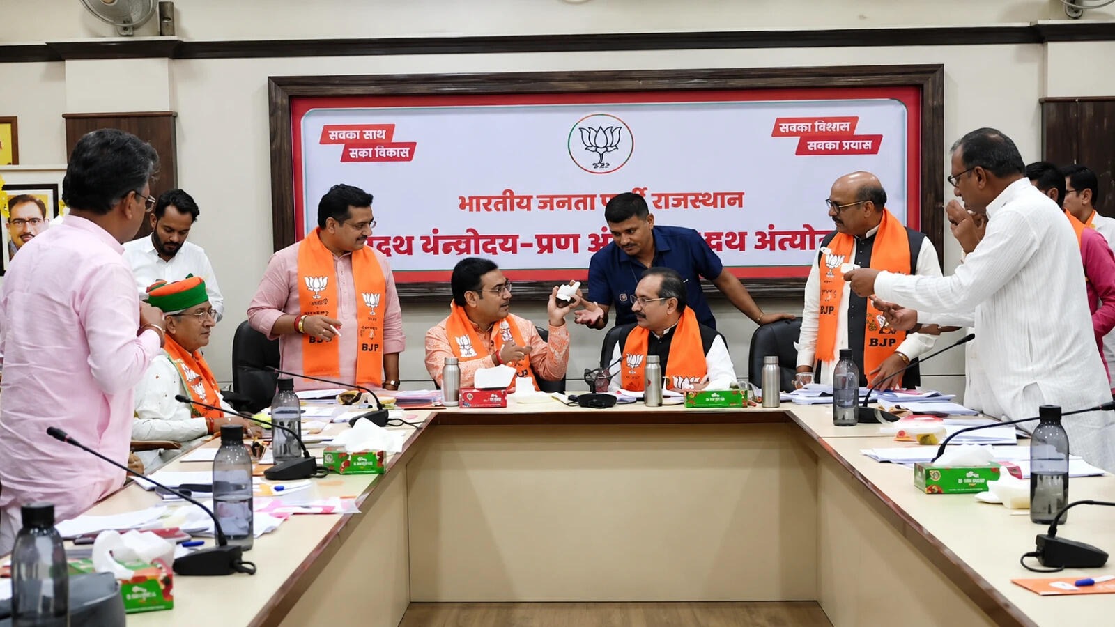 सीएम ने बैठक में तंज कसते हुए कहा- अध्यक्ष जी का मोबाइल भी बाहर ले जाओ, राजस्थान निकाय चुनाव के बीच क्यों गरमाई सियासत