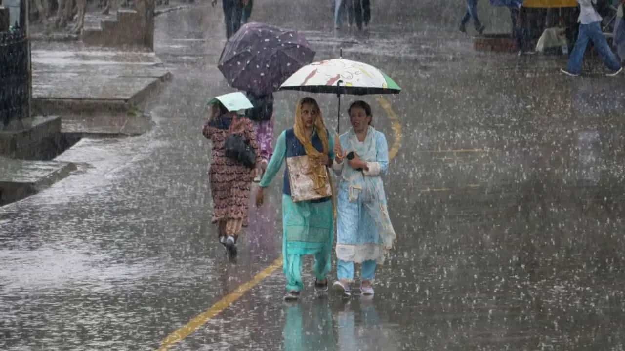 Today Weather Forecast: दिल्ली में 4 सितंबर तक बारिश का दौर जारी, यूपी-बिहार से मणिपुर तक 17 राज्यों में भारी बारिश का अलर्ट; जानिए अपने राज्य का हाल