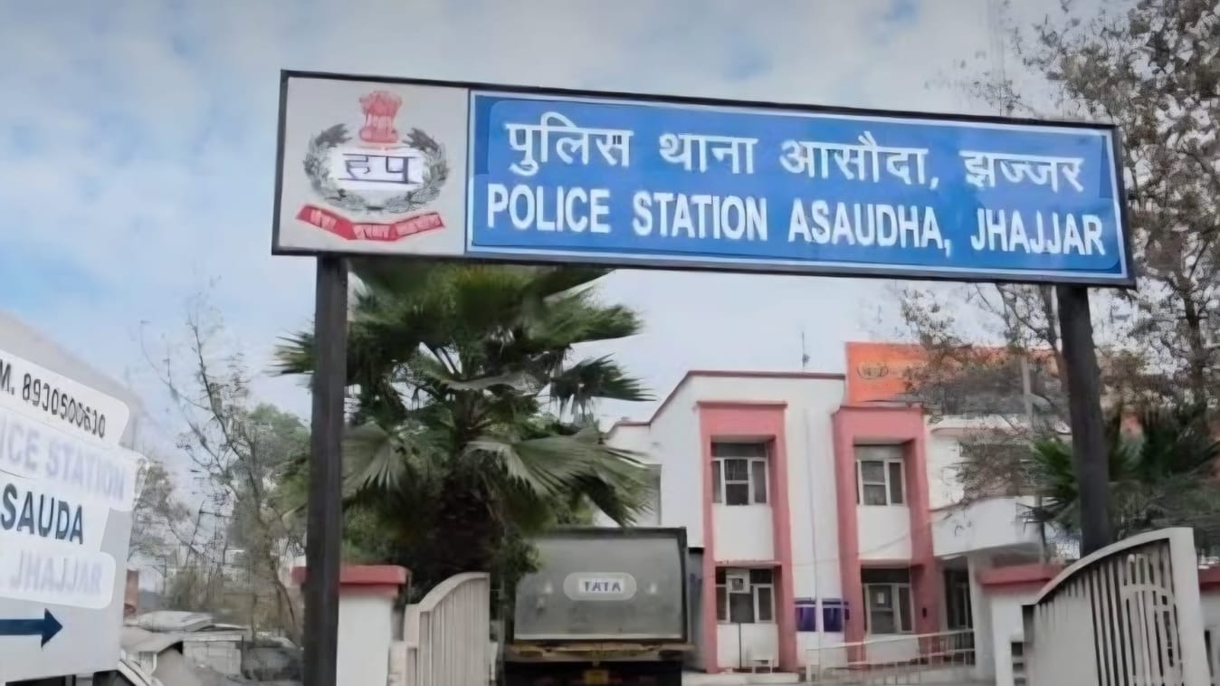 केएमपी एक्सप्रेसवे पर लिफ्ट लेना पड़ा भारी: गाड़ी में बैठी दो महिलाओं ने युवक के गले से उड़ाई सोने की चेन