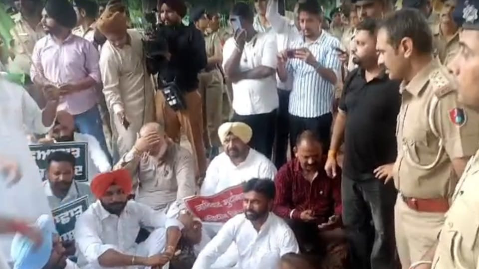 राहुल गांधी पर केस दर्ज: चंडीगढ़ में पंजाब कांग्रेस का विरोध प्रदर्शन, गवर्नर हाउस की तरफ बढ़ने पर पुलिस से तीखी झड़प