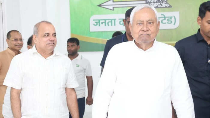 नीतीश कुमार के सिक्योरिटी हेड रहे हरेंद्र सिंह का धमाकेदार राजनीतिक गृह प्रवेश, डिप्टी सीएम की मौजूदगी में थामा बीजेपी का दामन