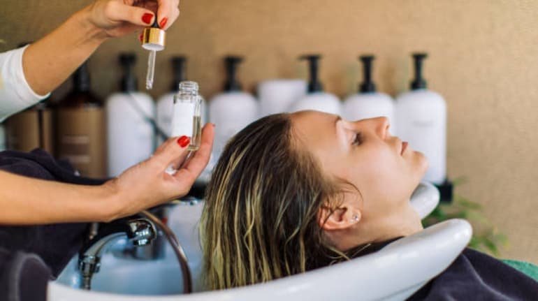 Hair Wash Routine: बाल धोने का तरीका तुरंत बदलें! शैंपू से पहले डर्मेटोलॉजिस्ट का यह 5 मिनट वाला प्री-वॉश फॉर्मूला अपनाएं, बाल बनेंगे रेशमी और घने