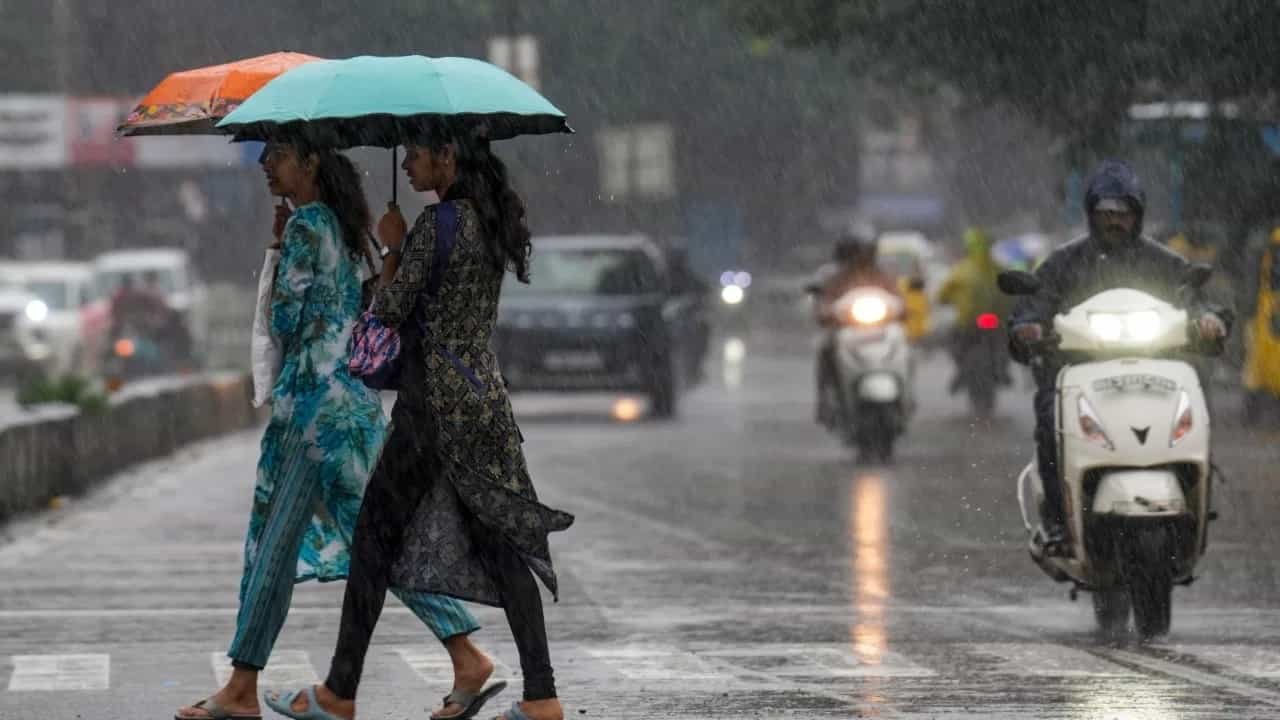 Aaj Ka Mausam: दिल्ली में फिर शुरू होगा बारिश का दौर! UP, बिहार से त्रिपुरा तक IMD का भारी बारिश का अलर्ट; जानिए उत्तराखंड-हिमाचल समेत अन्य राज्यों का हाल