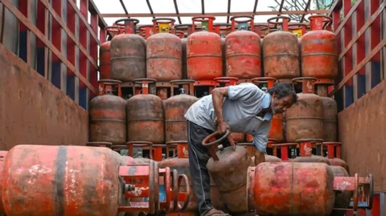 LPG सिलेंडर के नए रेट जारी: आम जनता को बड़ी राहत, 14.2 किलो घरेलू सिलेंडर के दाम स्थिर; 19 किलो कमर्शियल गैस में मामूली फेरबदल, चेक करें दिल्ली, लखनऊ से पटना तक अपने शहर का ताजा भाव