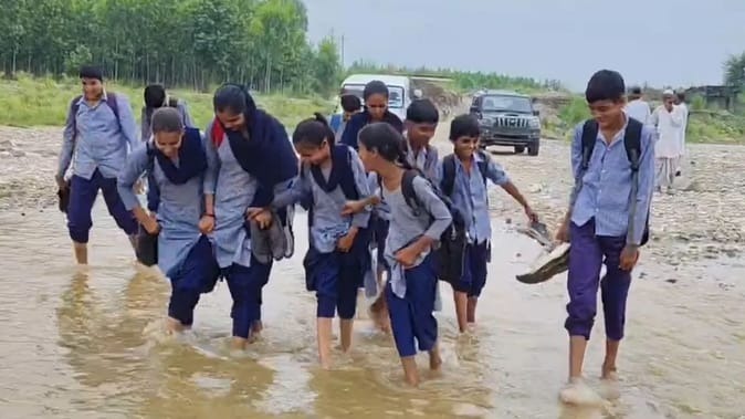 झारखंड के ग्रामीण इलाकों में बच्चों की शिक्षा के रास्ते में कौन-सी जानलेवा भौगोलिक चुनौतियां खड़ी
