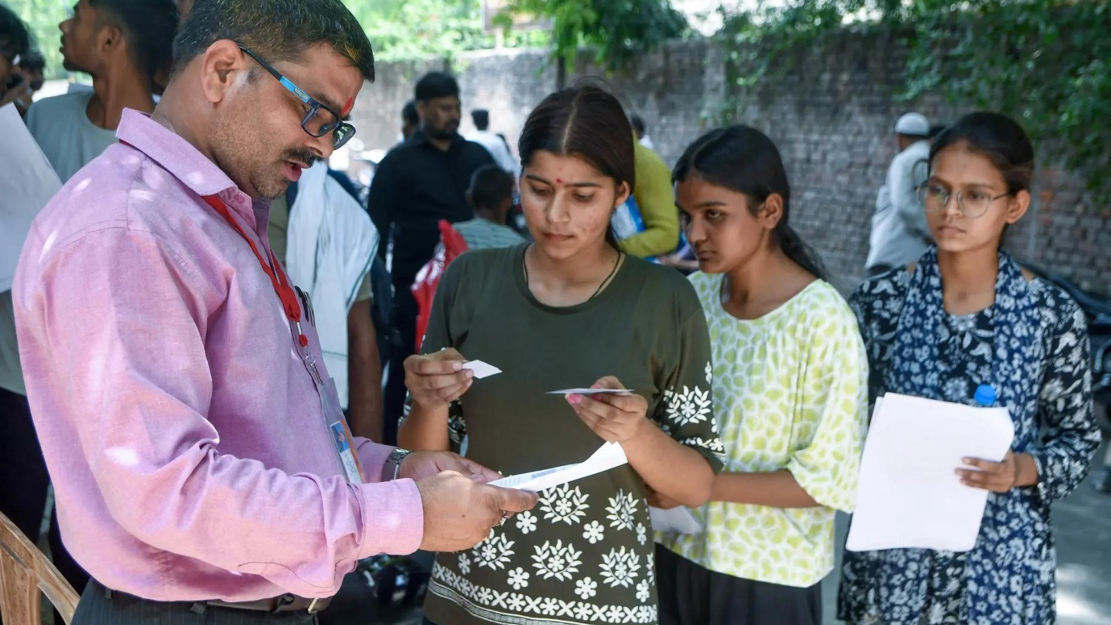 यूजीसी नेट जून परीक्षा के री-एग्जाम फैसले के खिलाफ दिल्ली हाईकोर्ट में क्यों दाखिल की गई याचिका