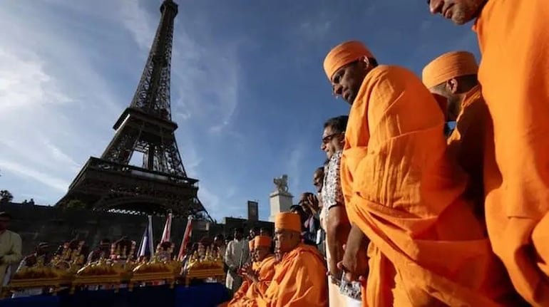 Eiffel Tower Controversy: महिलाओं को 'अदृश्य' रहने के फरमान पर पेरिस में भारी बवाल! हिंदू धार्मिक समूह के दौरे के दौरान एफिल टॉवर बंद, जानिए क्या है पूरा विवाद