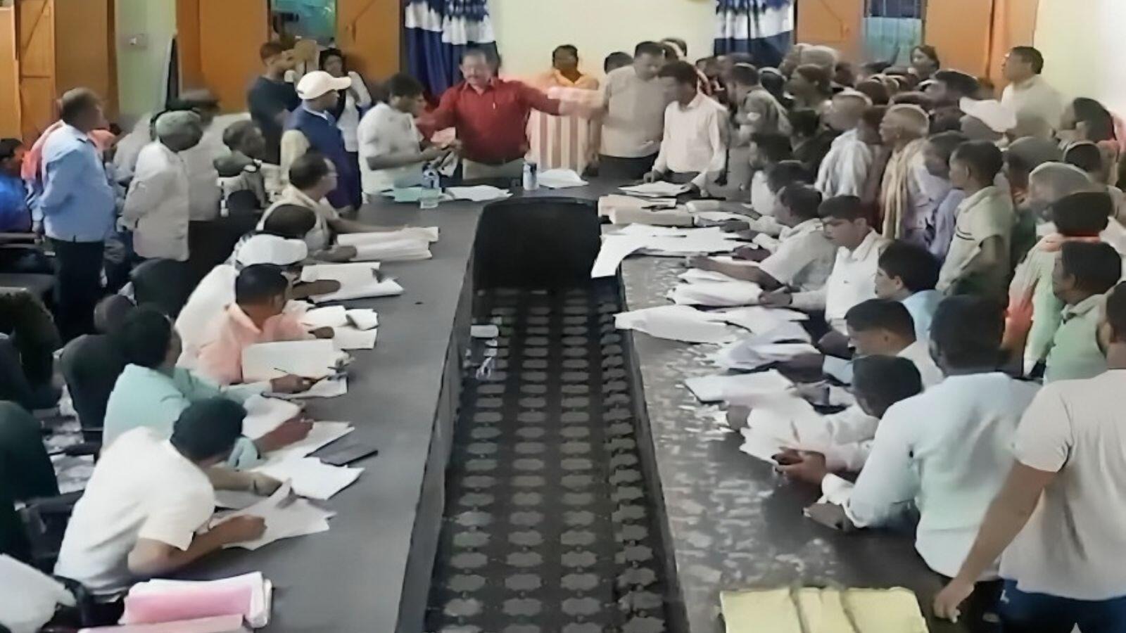 BDO पर लगा मारपीट का गंभीर आरोप, पूर्व विधायक विनोद सिंह ने चुनाव आयोग से की कड़ी कार्रवाई की मांग