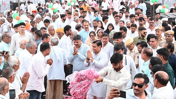राजस्थान : बीजेपी ने बागियों पर कसा कड़ा शिकंजा, तो कांग्रेस ने थामी डैमेज कंट्रोल और ‘मनुहार’ की राह