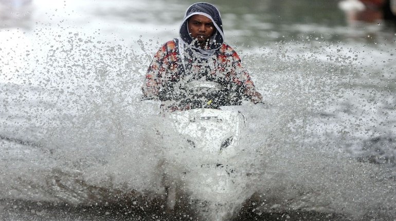  बिहार-झारखंड समेत 12 राज्यों में आंधी के साथ भारी बारिश की चेतावनी; 50 किमी/घंटे की रफ्तार से चलेंगी तूफानी हवाएं
