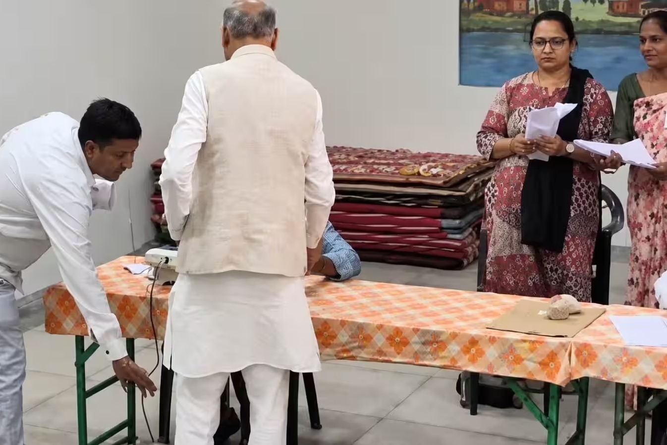 अशोक गहलोत के वोटिंग के समय पैर छूने पर मचा बवाल, बीजेपी पहुंची चुनाव आयोग और पोलिंग टीम को घेरा