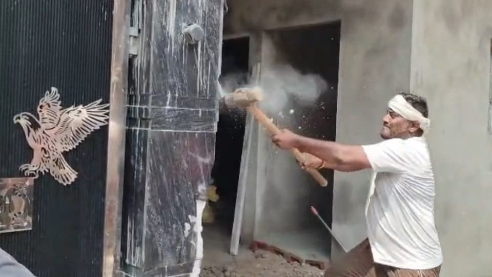 जालंधर में बुलडोजर कार्रवाई के दौरान गजब का ड्रामा: पुलिस जिसे समझती रही फरार, वो घर में सोता मिला