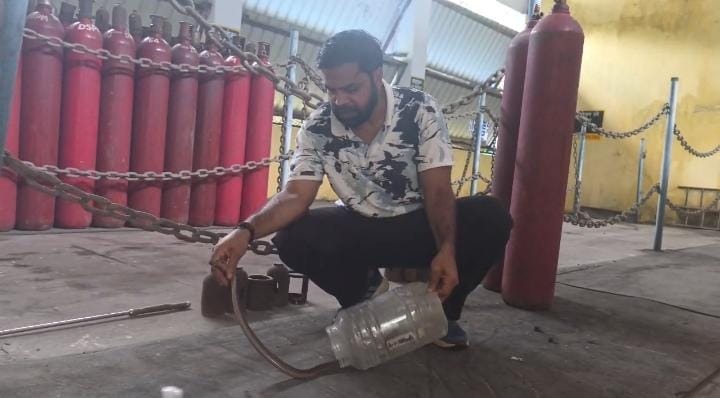 पंडाल और औजारों के बीच फन फैलाकर बैठा दिखा खतरनाक कोबरा, मची भगदड़