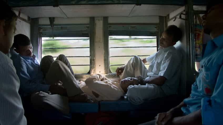 किस्मत नहीं साहब, रेलवे के इस नियम से मिलती है Window Seat! जानें स्लीपर और एसी में किसका होता है असली कानूनी हक