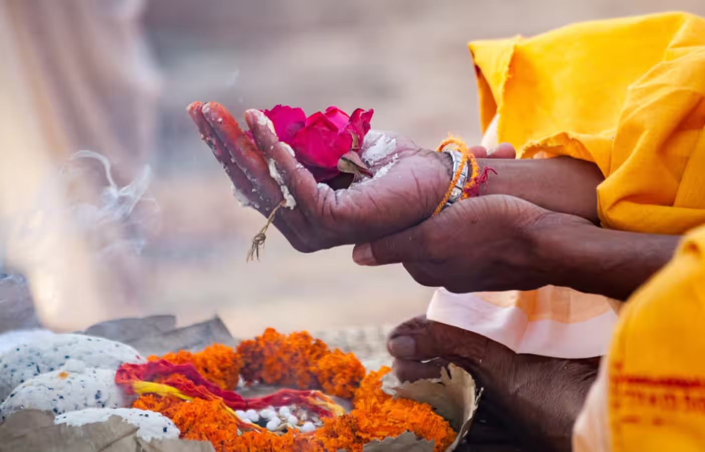 क्या आंखों से ओझल होने के बाद भी हमारे जीवन पर रहता है पितरों का प्रभाव