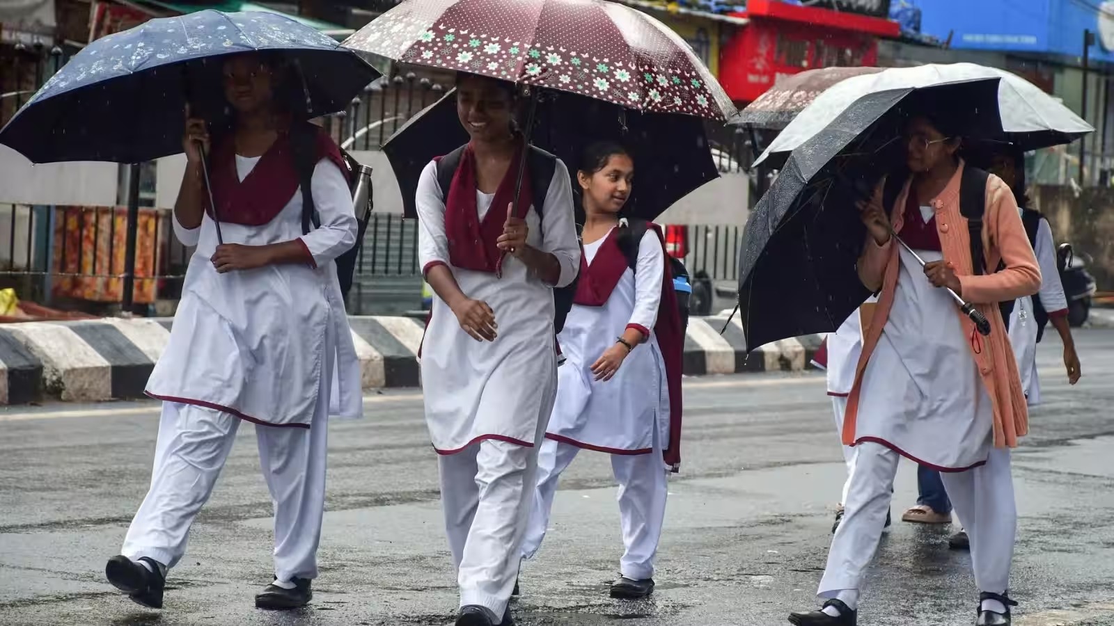 भारी बारिश के अलर्ट के बाद देश के कई जिलों में स्कूलों में छुट्टी घोषित