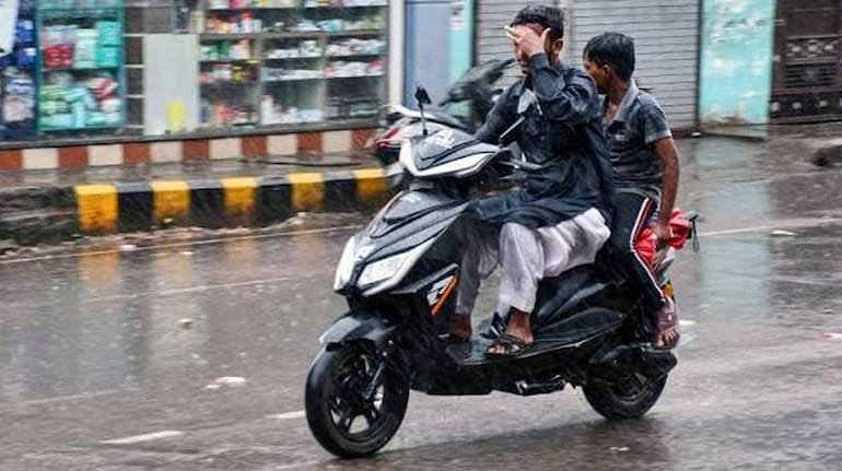 UP Weather Alert: बंगाल की खाड़ी के सिस्टम से यूपी में आफत, 30 से ज्यादा जिलों में मूसलाधार बारिश और बाढ़ का अलर्ट