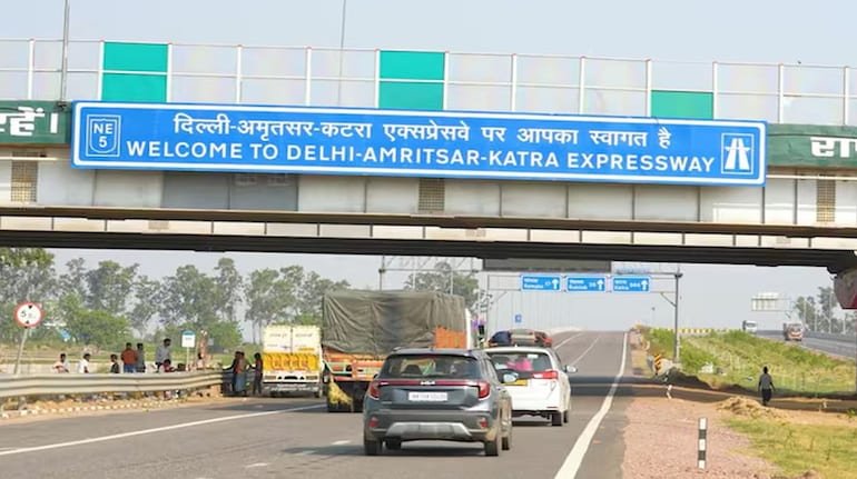 Delhi Amritsar Katra Expressway: वैष्णो देवी 6 घंटे और स्वर्ण मंदिर 4 घंटे दूर! ₹39,000 करोड़ का मेगा कॉरिडोर तैयार