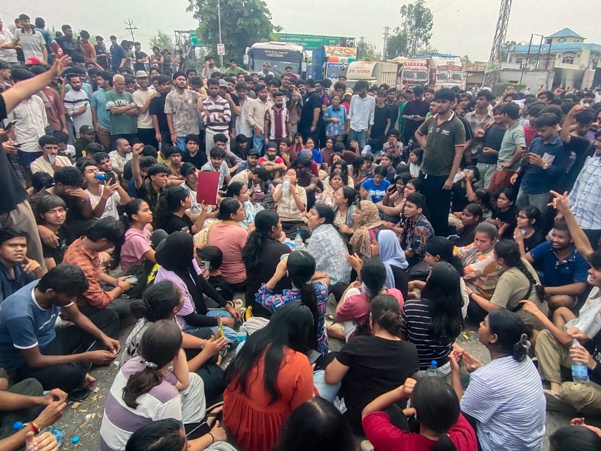 LPU Protest: लवली प्रोफेशनल यूनिवर्सिटी में हिंसक प्रदर्शनों के बाद 10 दिनों के लिए कक्षाएं निलंबित, मध्यावधि परीक्षाएं स्थगित; SIT गठित