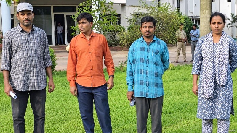 हथियार छोड़कर थामी कलम: कभी नक्सलियों की राह पर चलने वाले 8 पूर्व बागी बने 10वीं पास