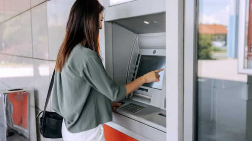 ATM पर दिखे Declined, Timeout या Invalid PIN तो न हों परेशान: जानिए इन 3 एरर मैसेज का असली मतलब और पैसे फंसने पर समाधान