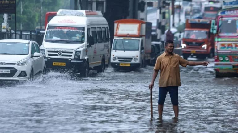 IMD Weather Alert: नॉर्थ-ईस्ट में मूसलाधार बारिश का अलर्ट, बंगाल से सिक्किम तक बरसेंगे बादल; जानें किन सात राज्यों में गिर सकती है बिजली