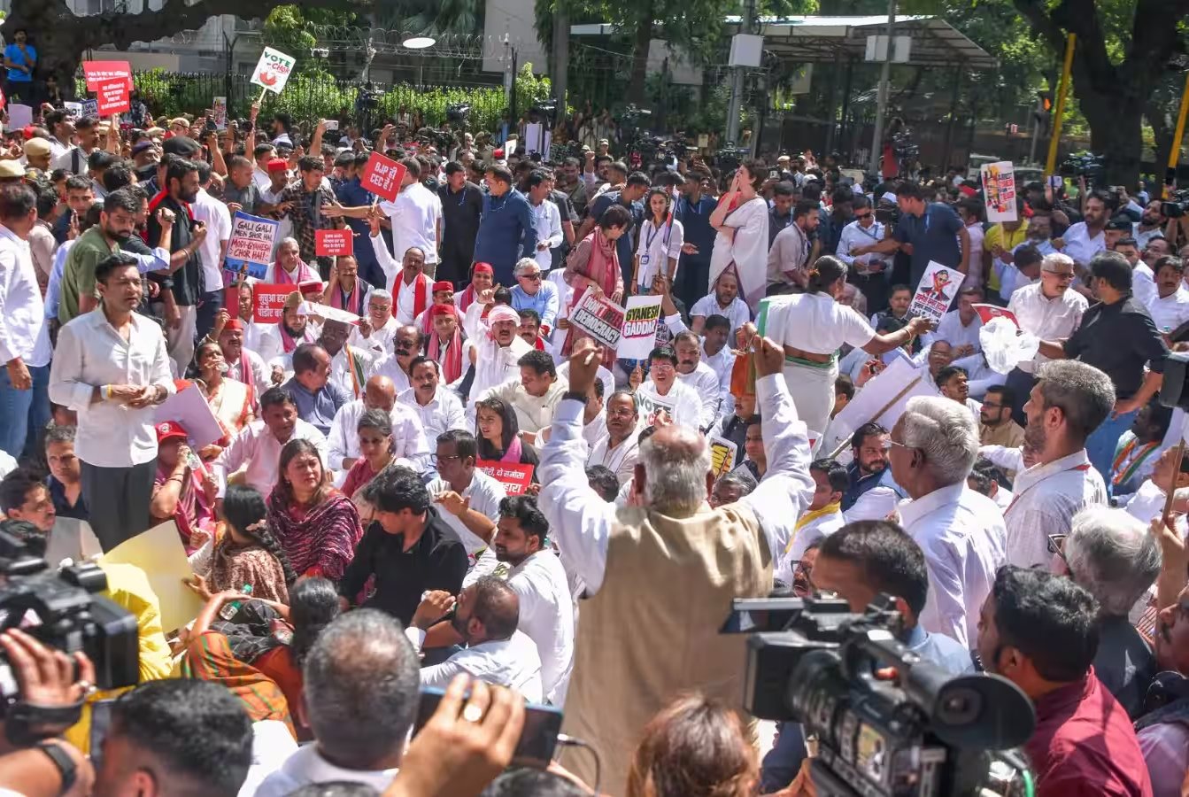 संसद से सड़क तक प्रदर्शन: दूसरे दिन भी राहुल गांधी के मार्च में नजर आए अधिकतर विपक्षी दल