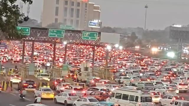 दिल्ली-गुरुग्राम बॉर्डर पर महाजाम से हाहाकार: सरहौल बॉर्डर पर रेंगते नजर आए हजारों वाहन