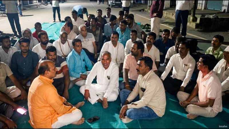बीजेपी जिलाध्यक्ष को कहा 'शराबी', फिर थाने के अंदर गूंजी हनुमान चालीसा
