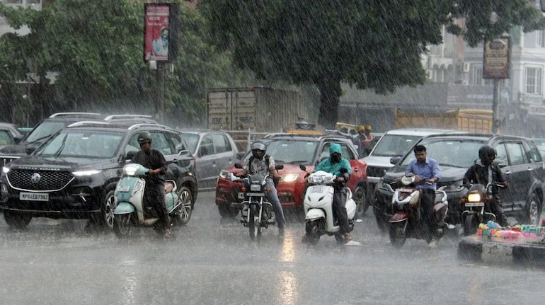 देश में मौसम का दोहरा यू-टर्न: दक्षिण में उत्तर-पूर्वी मानसून का तांडव, तो उत्तर भारत में थंडरस्टॉर्म और बादलों का डेरा