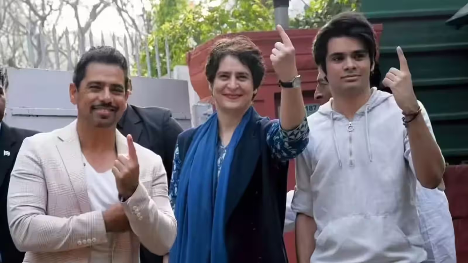 प्रियंका गांधी के बेटे की प्रदर्शनी से 70 तस्वीरें हटाए जाने पर भड़कीं कांग्रेस सांसद