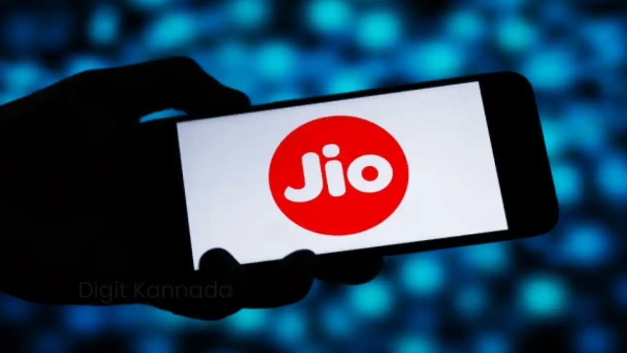 Jio के इस सस्ते फैमिली प्लान ने खत्म की महंगे रिचार्ज की टेंशन, 1 बिल में चलेंगे पूरे परिवार के 4 नंबर; देखें बेनिफिट्स