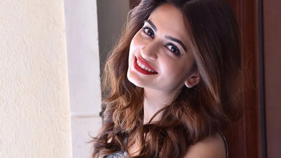 एक होर्डिंग पर लगी तस्वीर ने रातों-रात बदली किस्मत, ऐसे फिल्मों में आईं कृति खरबंदा; 'आरती शुक्ला' बनकर मिली असली पहचान
