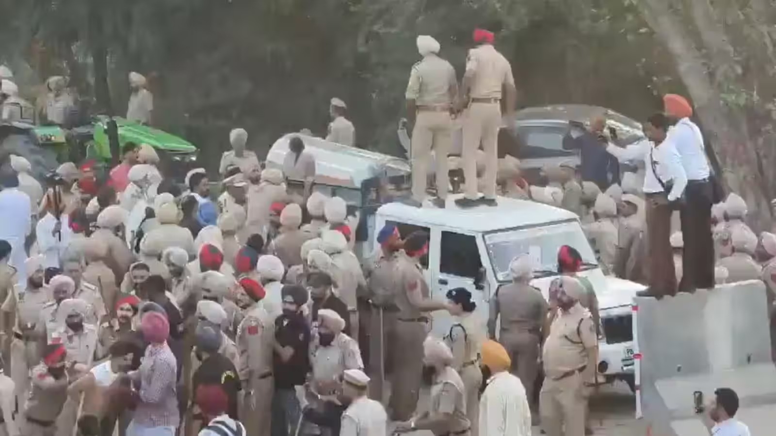 दलजीत सिंह के शव को लेकर प्रदर्शनकारियों और पुलिस में हिंसक भिड़ंत
