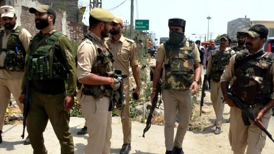 आतंकियों तक पहुंच रहा था जनता का पैसा: कश्मीर में बड़े टेरर फंडिंग मॉड्यूल का पर्दाफाश, 10 आरोपी गिरफ्तार; जांच एजेंसियों का एक्शन