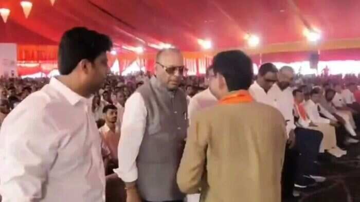 बीजेपी के सीनियर नेता ने नाराज होकर छोड़ा मंच