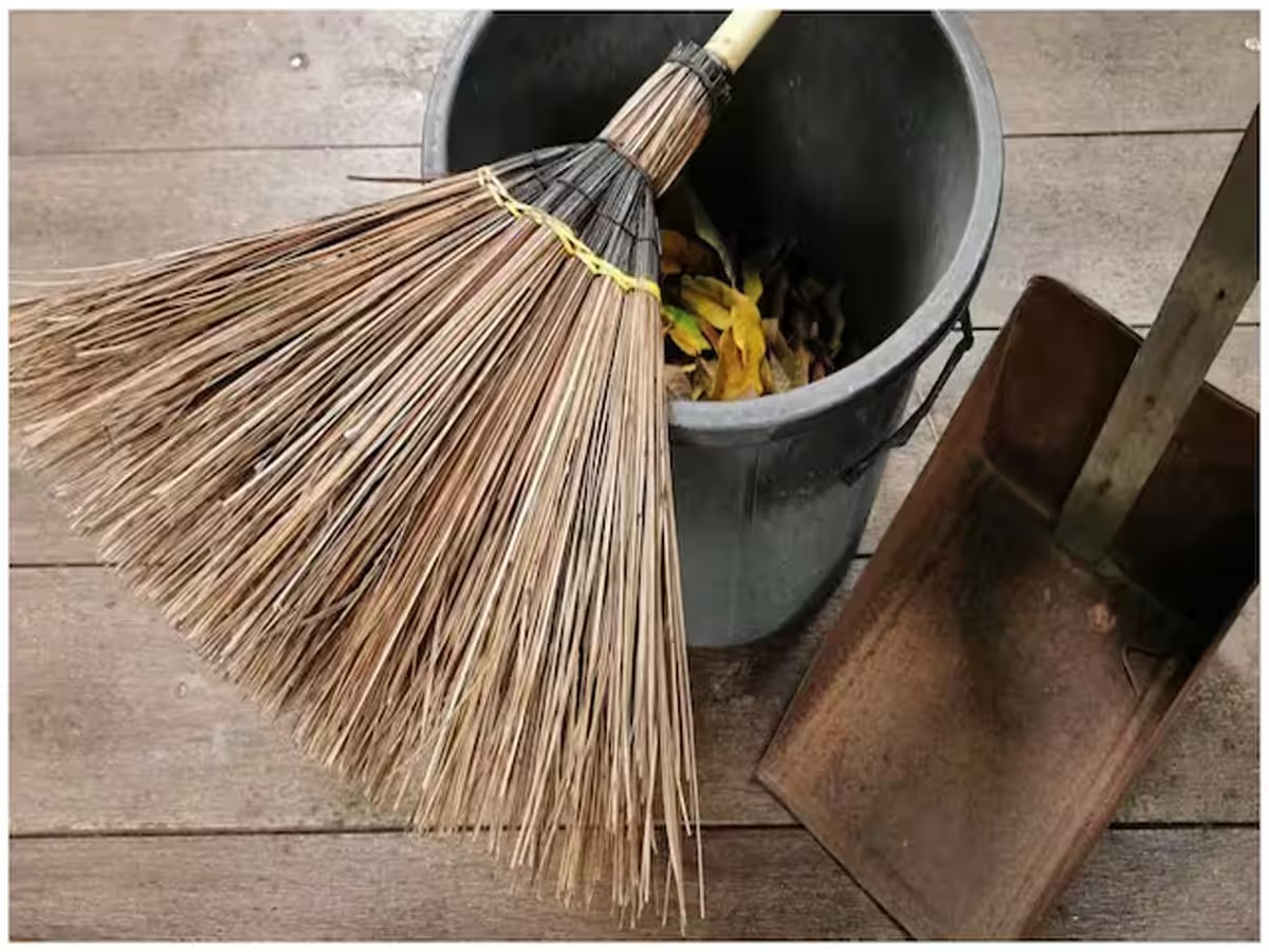 575586 Broom Vastu Tips