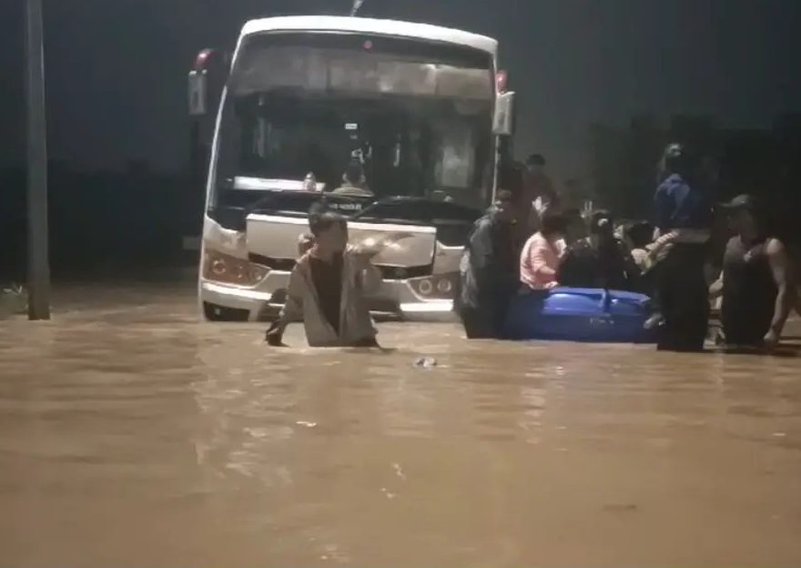 Vadodara Bus Stuck 25 July 24.jp