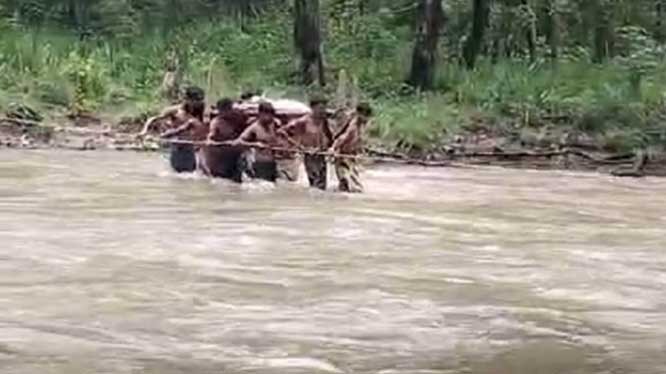 गांव के युवाओं ने जोखिम उठाते हुए उफनती नदी को पार कर महिला काे पहुंचाया अस्पताल