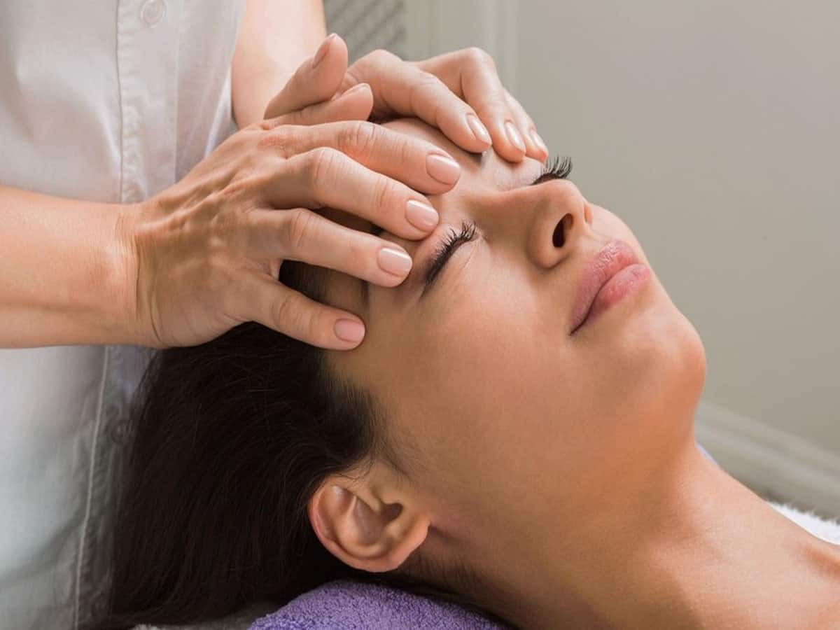 592420 Forehead Massage