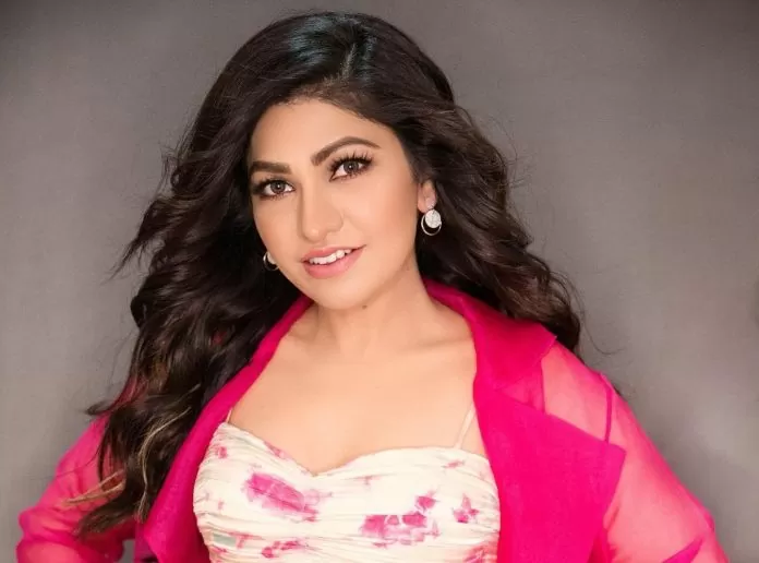 Tulsi Kumar 696x516.jpg