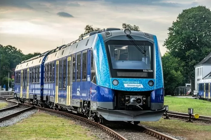 New Hydrogen Train 696x463.jpg